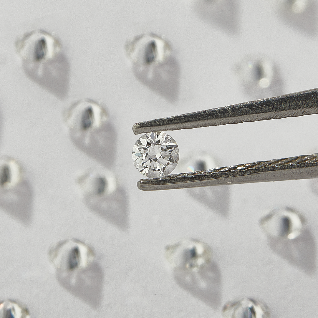 Round Shape Calibrated White Color Natural Diamond (0.90 - 1.10 mm) Shree Diamond Mfg